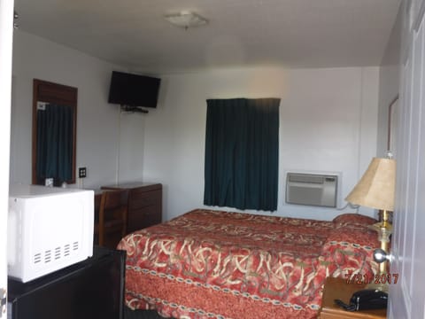 Room, 1 Queen Bed, Non Smoking | Free WiFi, bed sheets