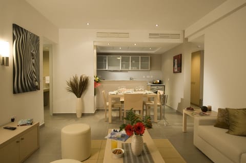 Superior Suite, 1 Bedroom, Balcony (Inland View) | In-room dining