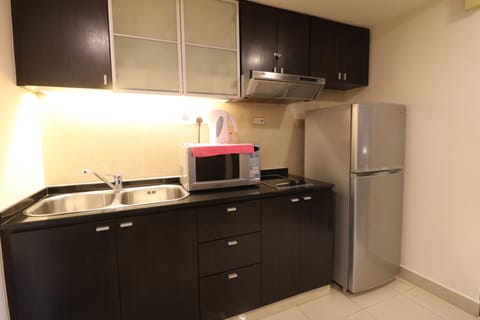 Full-size fridge, microwave, oven, stovetop