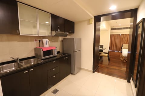 Apartment (Studio) | Private kitchen | Full-size fridge, microwave, oven, stovetop