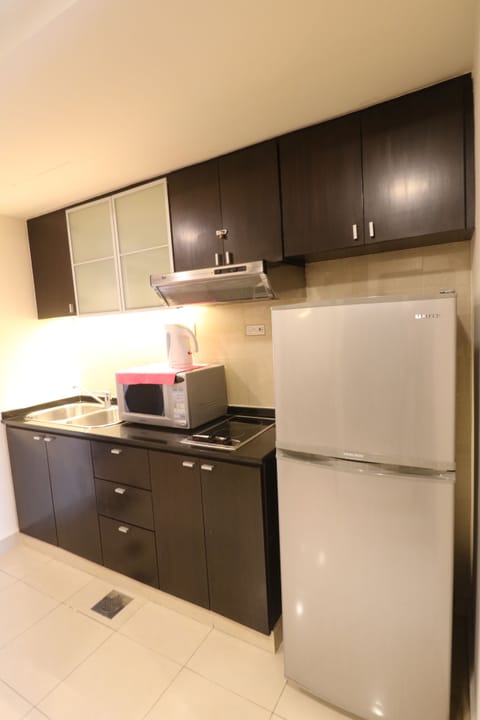 Apartment (Studio) | Private kitchen | Full-size fridge, microwave, oven, stovetop