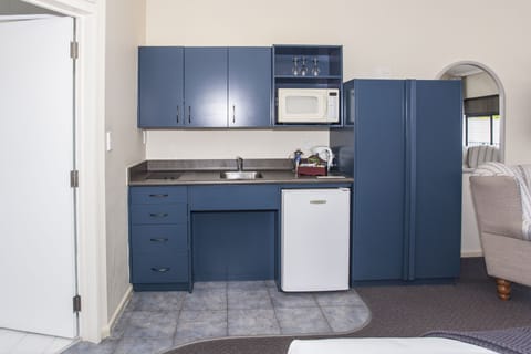 Spa Studio | Private kitchenette | Fridge, microwave, stovetop, coffee/tea maker