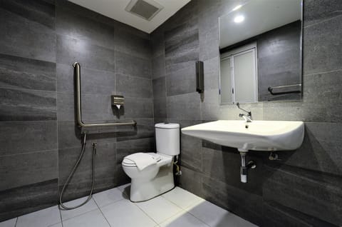 Standard Single Room, 1 Twin Bed, No Windows | Bathroom | Shower, free toiletries, bidet, towels