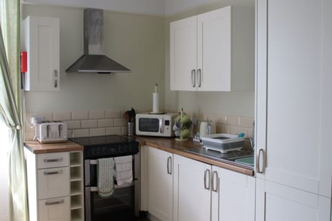 Apartment, Ensuite | Shared kitchen