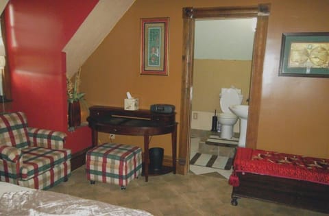 Laurel Mountain Suite | Living room | 32-inch flat-screen TV with satellite channels, TV, DVD player