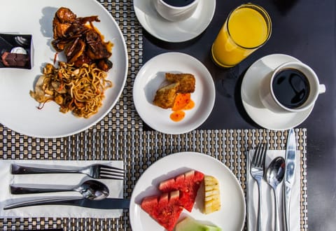 Daily cooked-to-order breakfast (IDR 200000 per person)