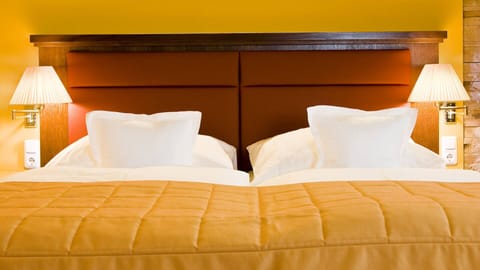 Suite, Non Smoking | Hypo-allergenic bedding, in-room safe, iron/ironing board, free WiFi