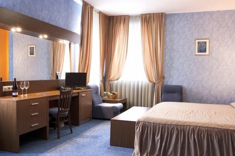 Studio | Premium bedding, minibar, in-room safe, desk