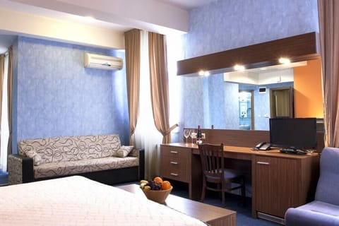 Studio | Premium bedding, minibar, in-room safe, desk