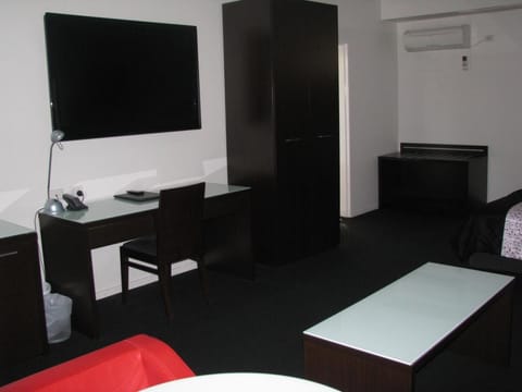 Executive Suite | Minibar, desk, soundproofing, iron/ironing board