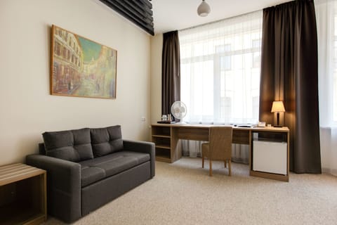 Deluxe Twin Room | Living area | Flat-screen TV