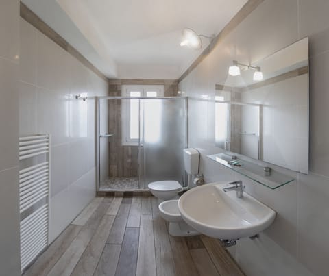 Shower, rainfall showerhead, free toiletries, hair dryer