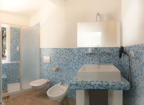 Shower, rainfall showerhead, free toiletries, hair dryer