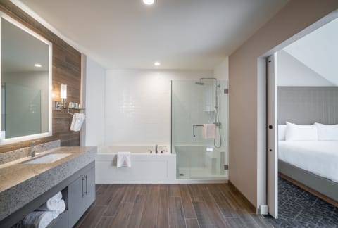 Mountain View Royal King | Bathroom | Shower, free toiletries, hair dryer, bathrobes