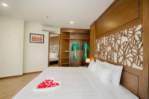 Deluxe Suite | 1 bedroom, premium bedding, pillowtop beds, minibar