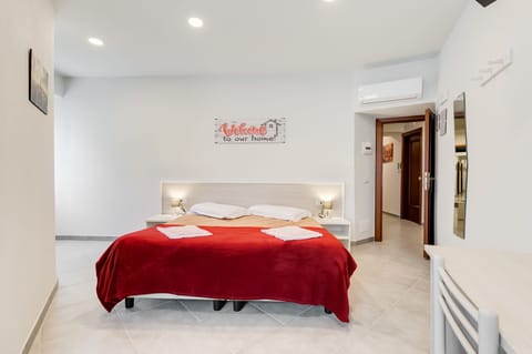 Double Room | Minibar, individually decorated, individually furnished, free WiFi