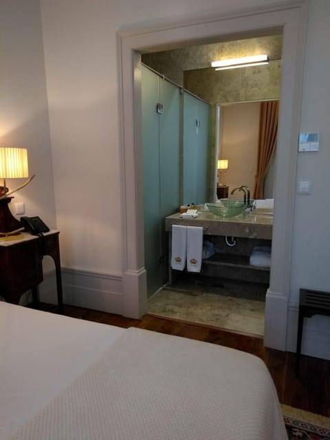 Superior Room | Bathroom | Shower, free toiletries, bathrobes, slippers