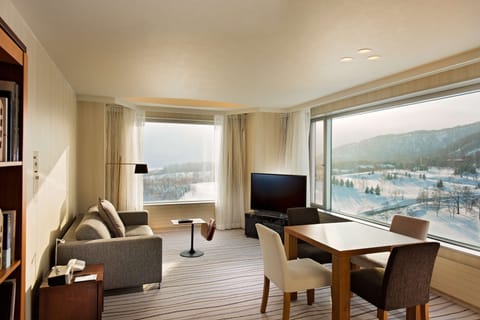 Suite Room | Living area | 32-inch LCD TV with cable channels, TV