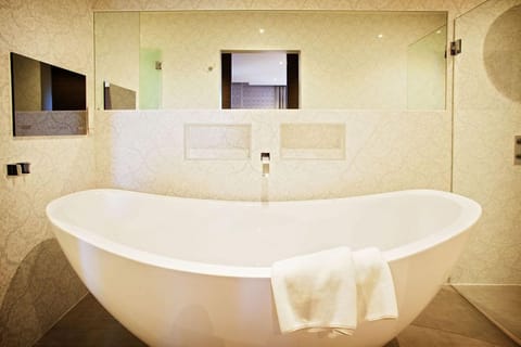 Premium Double Room, Ensuite | Deep soaking bathtub