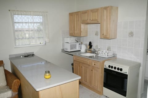 Traditional Cottage, 2 Bedrooms | Private kitchen | Fridge, microwave, oven, stovetop