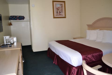 Standard Room, 1 King Bed | Desk, blackout drapes, iron/ironing board, free WiFi