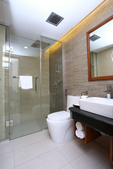 Royal Suite, Ensuite | Bathroom | Jetted tub, free toiletries, slippers, towels