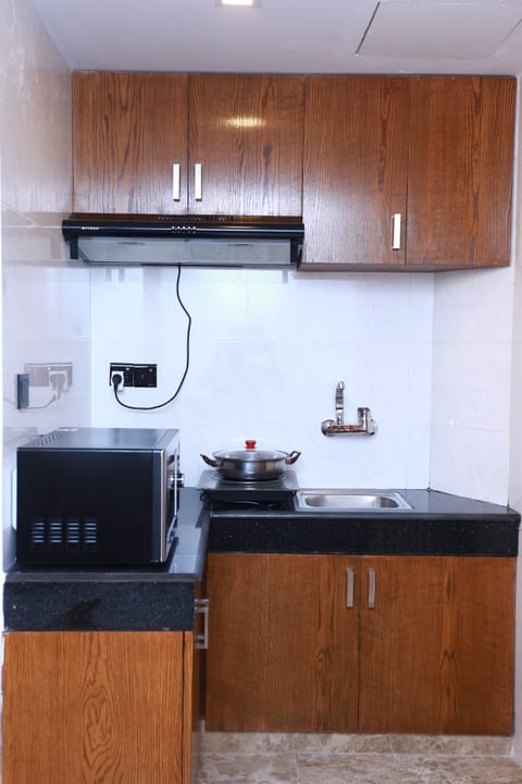 Royal Suite, Ensuite | Private kitchenette | Fridge, coffee/tea maker, electric kettle