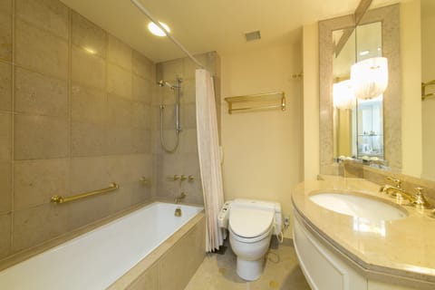 Combined shower/tub, deep soaking tub, free toiletries, hair dryer