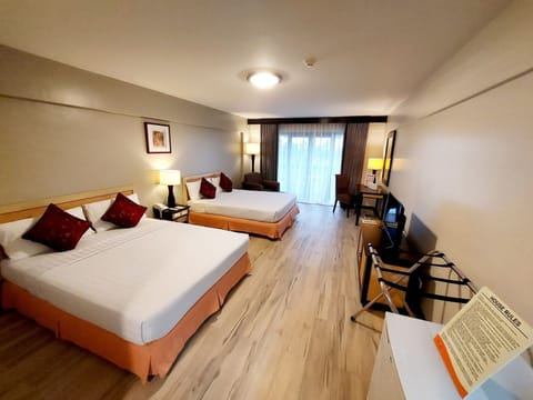 Deluxe Studio, 2 Queen Beds | 1 bedroom, minibar, in-room safe, desk