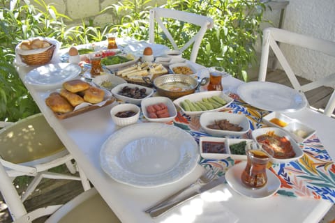 Daily full breakfast (EUR 6 per person)