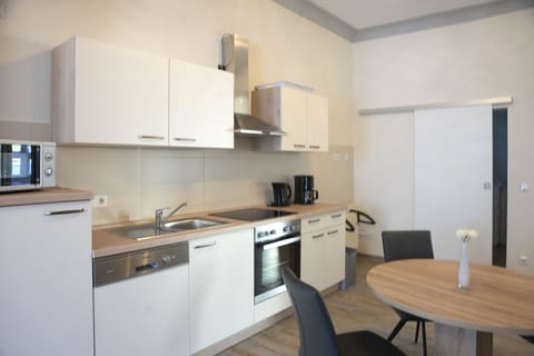 Apartment, 1 Bedroom, Kitchen, Ground Floor | Private kitchen | Fridge, stovetop, cookware/dishes/utensils