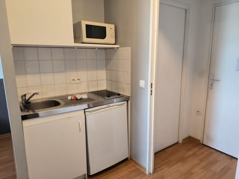 Comfort Studio, 1 Double Bed | Private kitchen | Fridge, microwave, stovetop, electric kettle