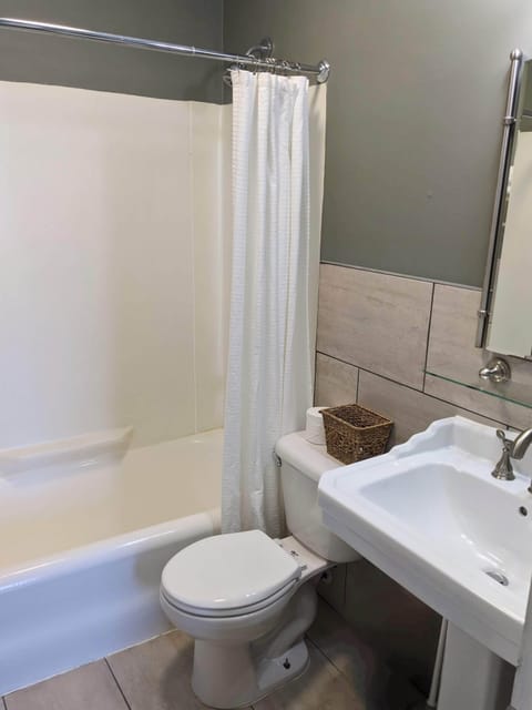 Premium Room, 1 King Bed, Non Smoking | Bathroom | Free toiletries, hair dryer, towels, soap