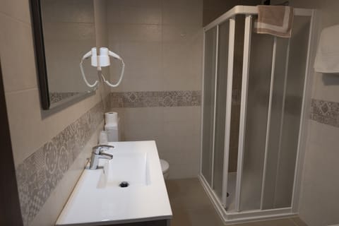 Double Room | Bathroom | Shower, bidet, towels