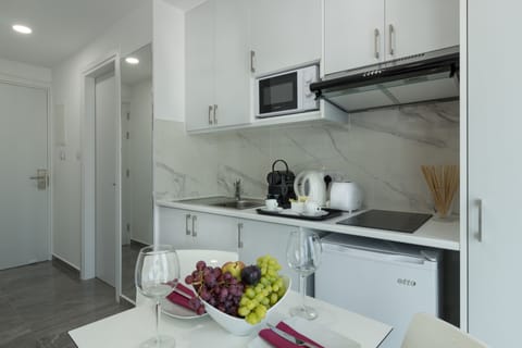 Grand Studio, Balcony | Private kitchenette | Fridge, microwave, stovetop, espresso maker