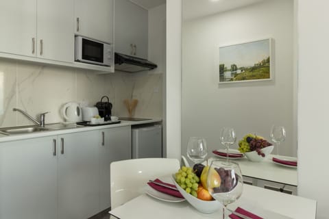 Grand Studio, Balcony | Private kitchenette | Fridge, microwave, stovetop, espresso maker