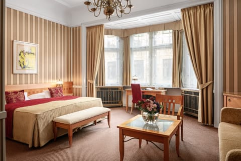 Junior Suite, 1 King Bed | Hypo-allergenic bedding, minibar, in-room safe, desk