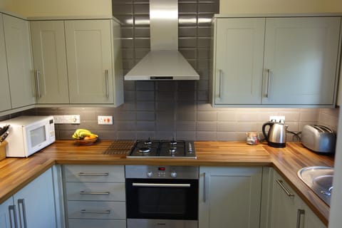 Kitchen complete with dishwasher and washing machine / dryer