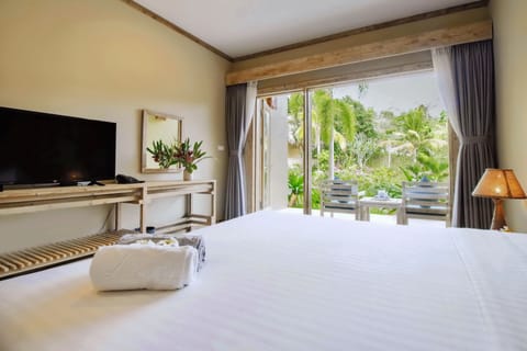 Deluxe Double Room, Garden View | Premium bedding, minibar, in-room safe, desk