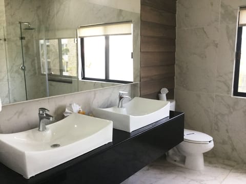 Honeymoon Room | Bathroom | Shower, free toiletries, hair dryer, towels