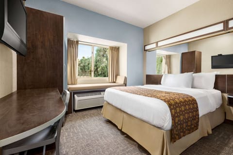 Deluxe Room, 1 Queen Bed, Non Smoking | Premium bedding, pillowtop beds, desk, laptop workspace
