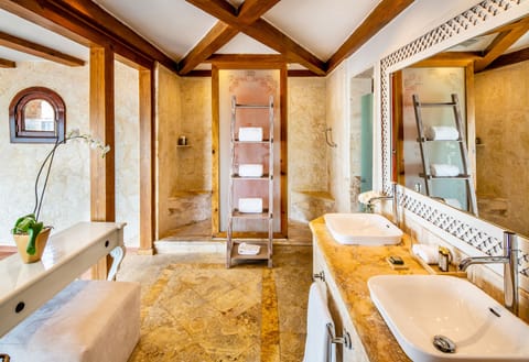 Royalty Villa | Bathroom | Separate tub and shower, jetted tub, designer toiletries, hair dryer