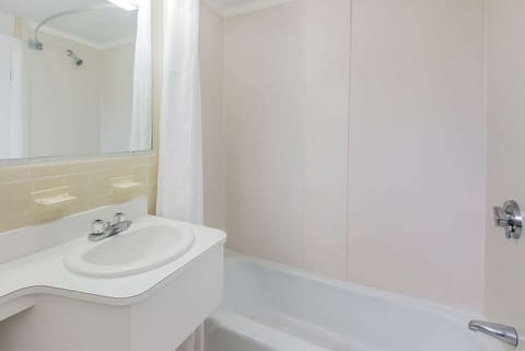 Combined shower/tub, free toiletries, hair dryer, towels