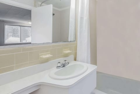 Combined shower/tub, free toiletries, hair dryer, towels