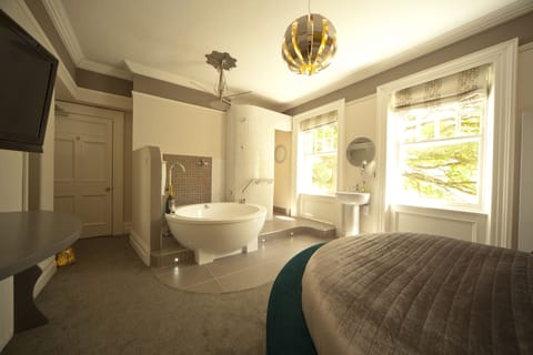 Superior Double Room (Glenarm) | Desk, iron/ironing board, free cribs/infant beds, bed sheets