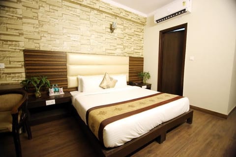 Deluxe Room | Minibar, soundproofing, iron/ironing board, free WiFi