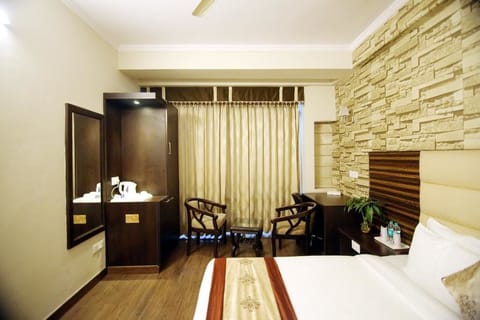 Deluxe Room | Minibar, soundproofing, iron/ironing board, free WiFi