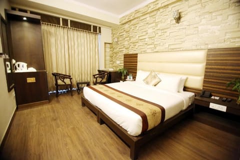 Deluxe Room | Minibar, soundproofing, iron/ironing board, free WiFi