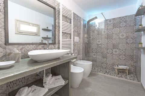 Deluxe Room | Bathroom | Combined shower/tub, free toiletries, hair dryer, slippers