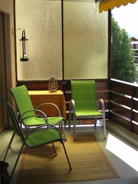Enjoy coffee or dinner with views of the alps on the quiet living room balcony!